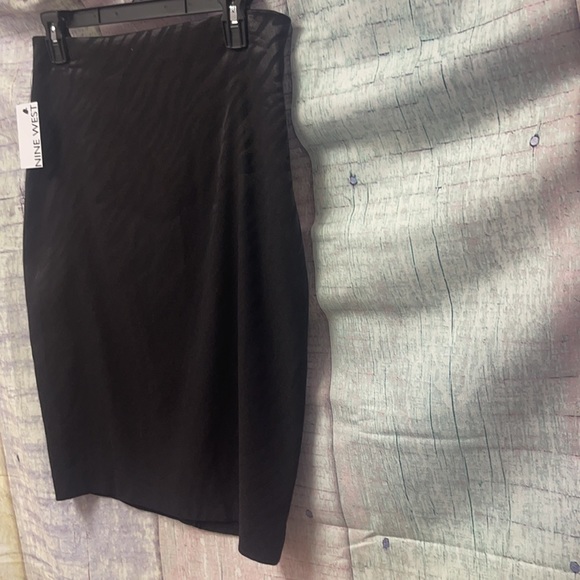 Brand new Woman’s Nine West Pencil Skirt. Size 6. - Picture 6 of 16